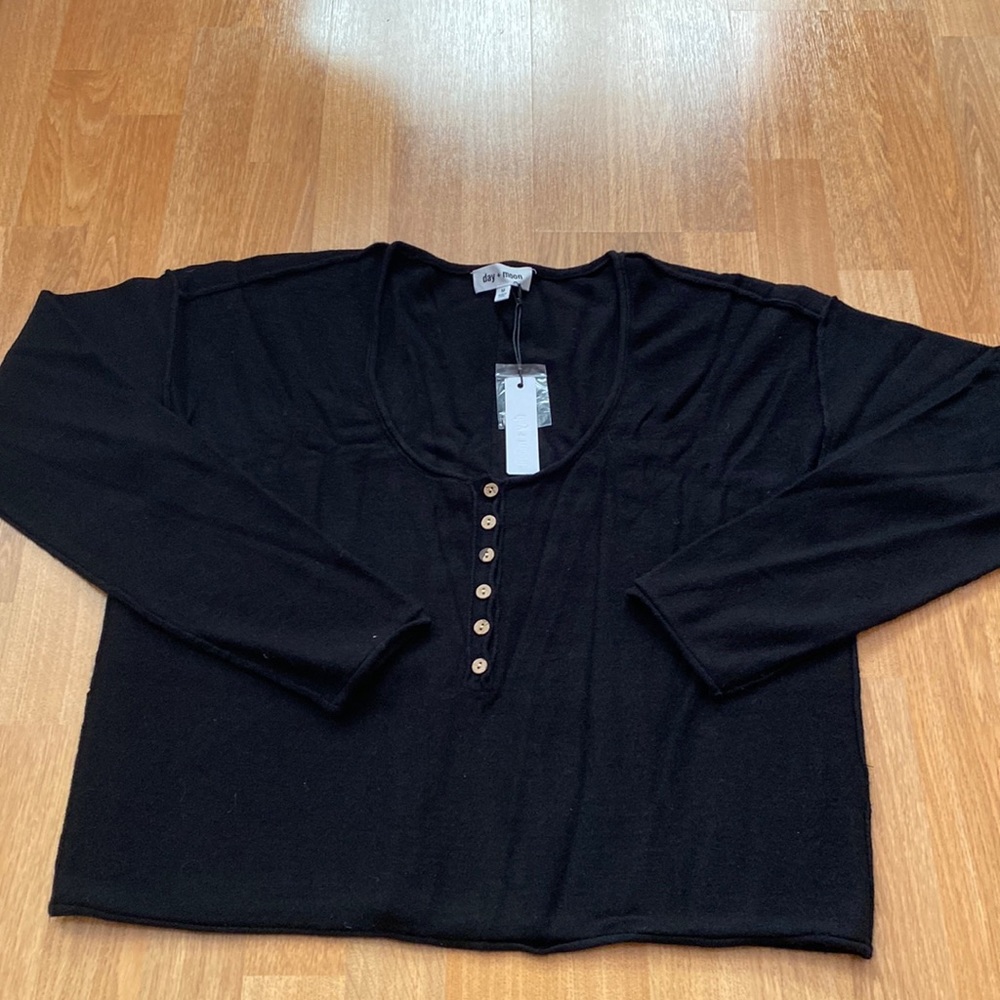 NWT Henley sweater (M)